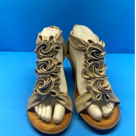 PATRIZIA Spring Step Harlequin Beige Wedge Sandals Shoes Size 7 Flowers T-Strap - Picture 1 of 12